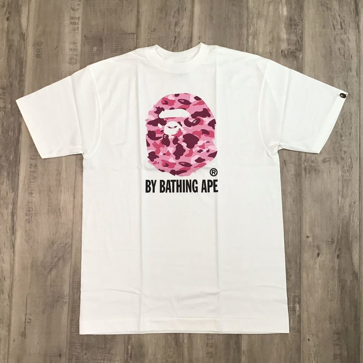 *A BATHING APE® ピンク Tシャツ A BATHING APE® graphic-print T-shirt | Pink | FARFETCH