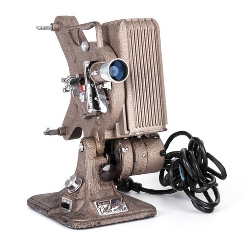 Un projecteur de film avec bobine de film diffuse la vieille vidéo