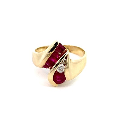 14K Yellow Gold Radiant Cut Red Stone & .10 CTW Diamond Ring sz 7.5 (RO1049643)