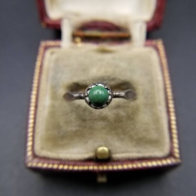 Moss Green Round Cabochon 1 Stone Wave Line Simple Solitaire Vintage Ring