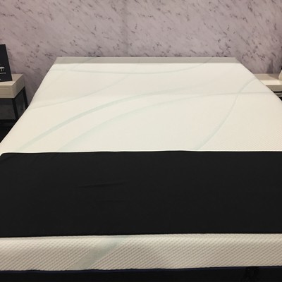 Tempur-Pedic LuxeAdapt Soft Mattress - Queen & WG Delivery (2019 Floor Model)