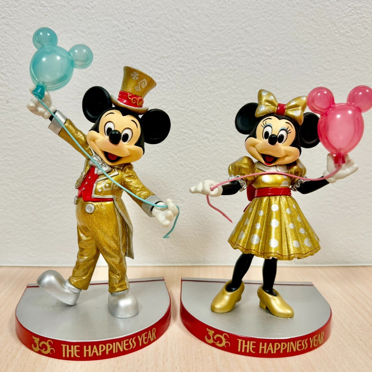 Disney FUTURE MICKEY & MINNIE フィギュア Disneyland Mickey & Minnie Mouse Figure Set with Balloon