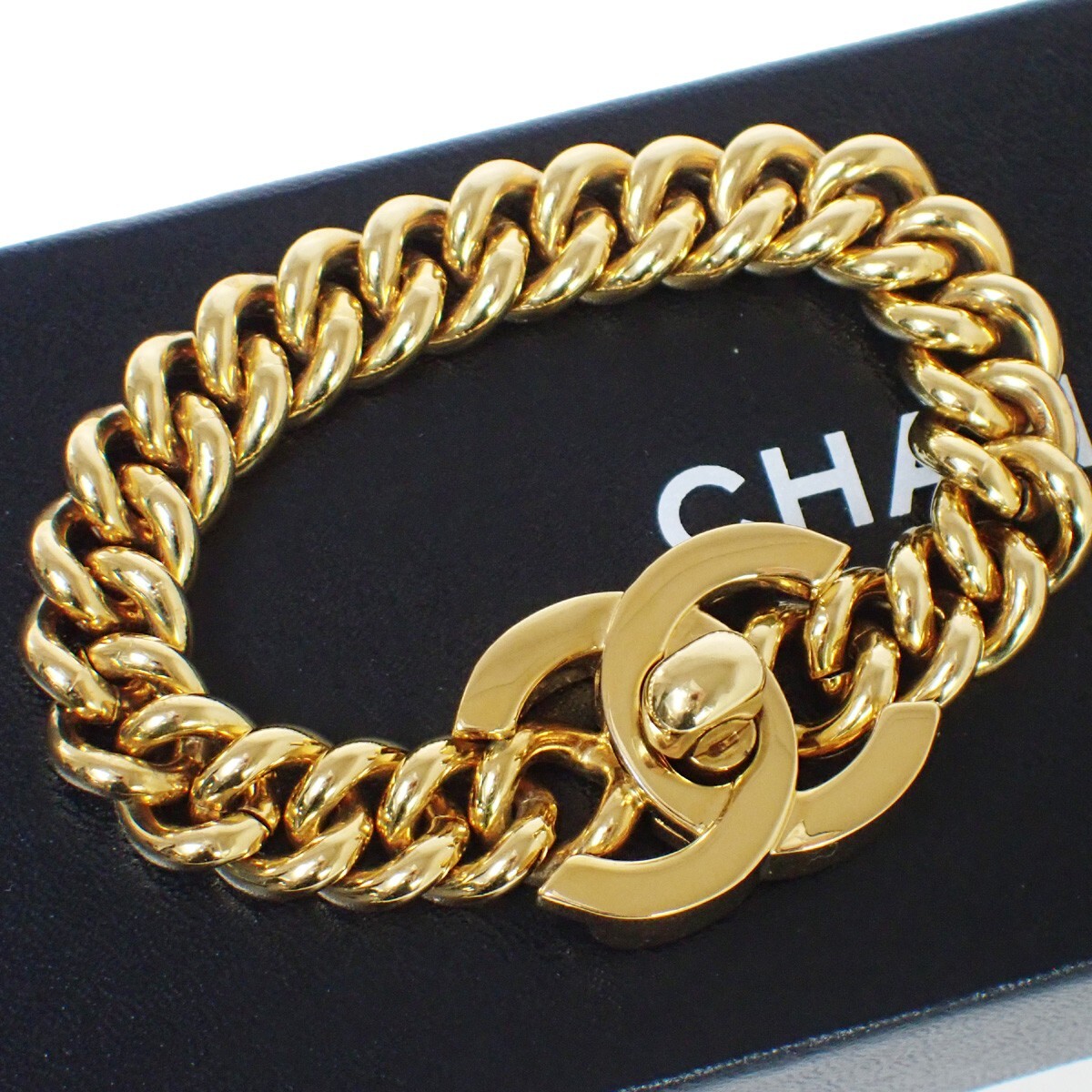 CHANEL シルバー ロゴ バングル