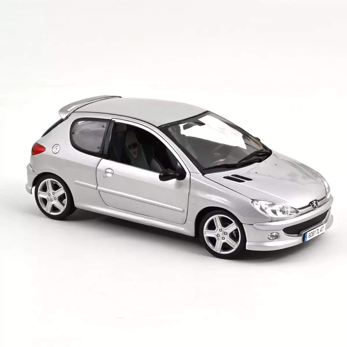未開封 1/18 AUTOart PEUGEOT 206 WRC シルバー 未開封 1/18 AUTOart PEUGEOT 206 WRC シルバー