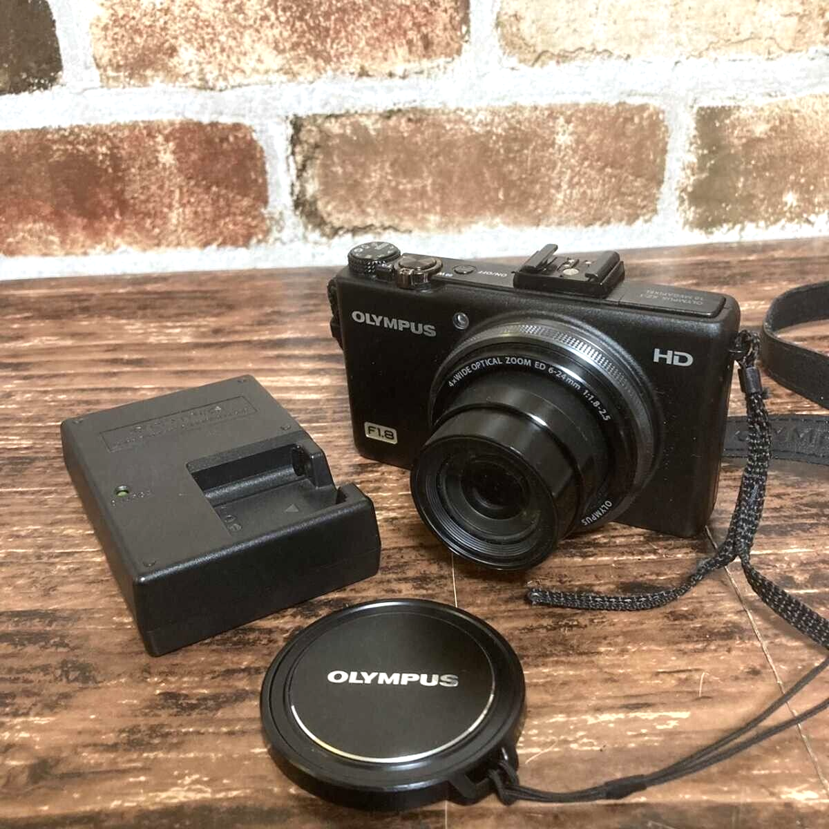 Olympus XZ-1 Compact Digital Camera 10.0MP 1/1.63 OLED BLACK