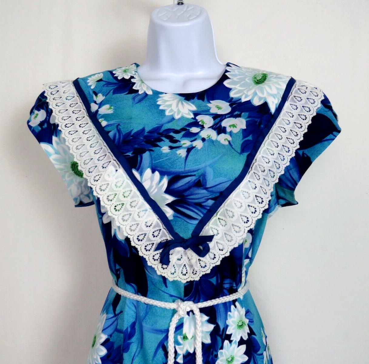VTG 1960s 70s SEARS HAWAIIAN FASHIONS FLORAL ETHNIC DRESS BLUE WHITE LACE