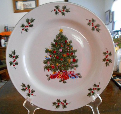 Noel Morning Dinner Plate(s) 10'' Gibson Holiday Time Stoneware White Red Green !