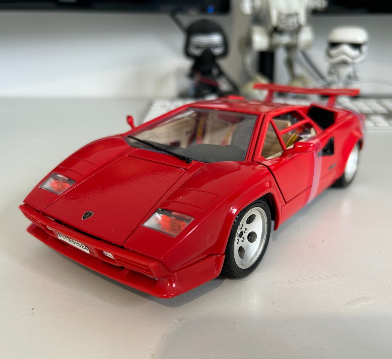 Bburago 1:18 Lamborghini Countach 1988 Diecast Model Car - Red