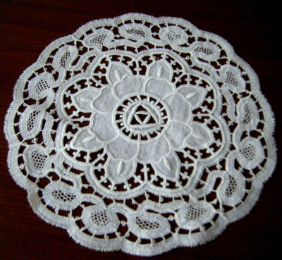 Antique Doily combo linen embr/ed center cut work trimmed  h done Cantu lace 8''D