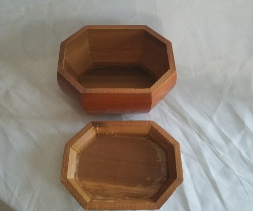 VINTAGE WOOD TRINKET COLLECTIBLE BOX WITH LID HAND CRAFTED