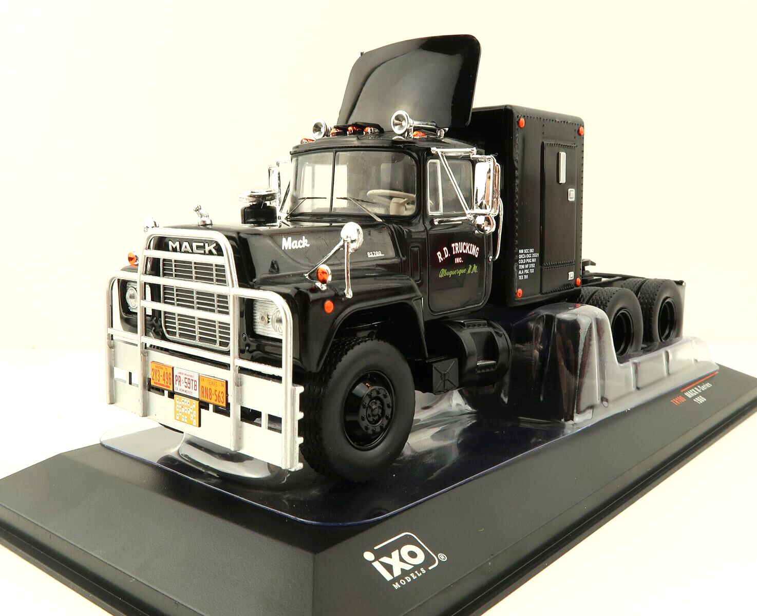 IXO - Mack R-Series 6x4 Prime Mover R.D. Trucking Rubber Ducky