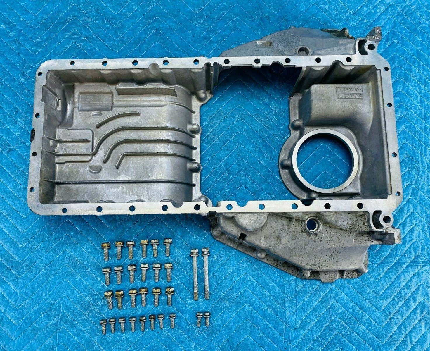 みる　1113 Genuine BMW Engine Upper Oil Pan 11137589687 OEM | eBay