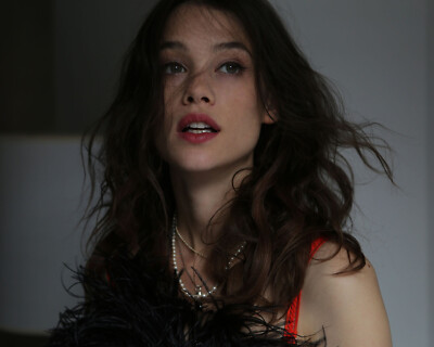 ASTRID BERGES-FRISBEY 8x10 PHOTO *