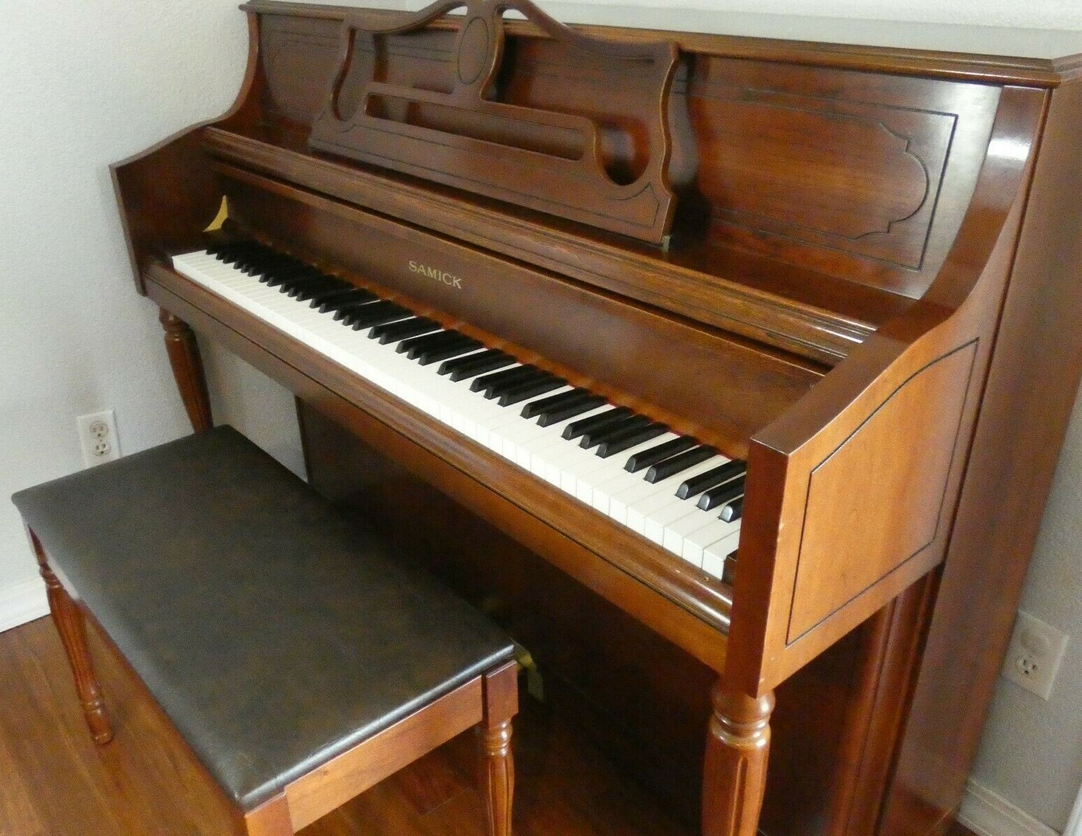 Samick SU-143 Upright Piano 43 1/2