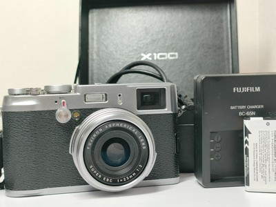 [NEAR MINT w/Box] Fujifilm FinePix X100 Compact Digital Camera Silver From JAPAN