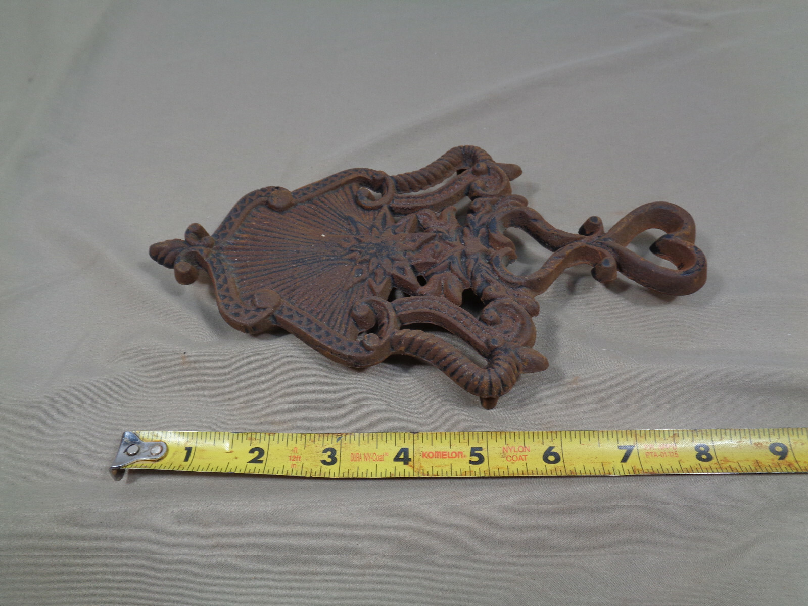 Cast Iron Trivet Rust Patina Footed Trivet Hot Plate Pot Holder Table Hot Dish