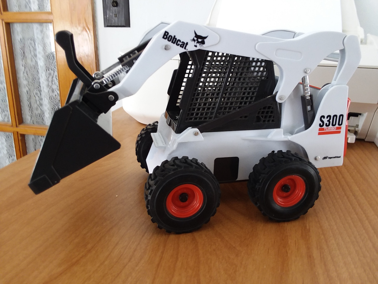 ERTL 1/32 DIE CAST MODEL S300 TURBO SKID STEER LOADER