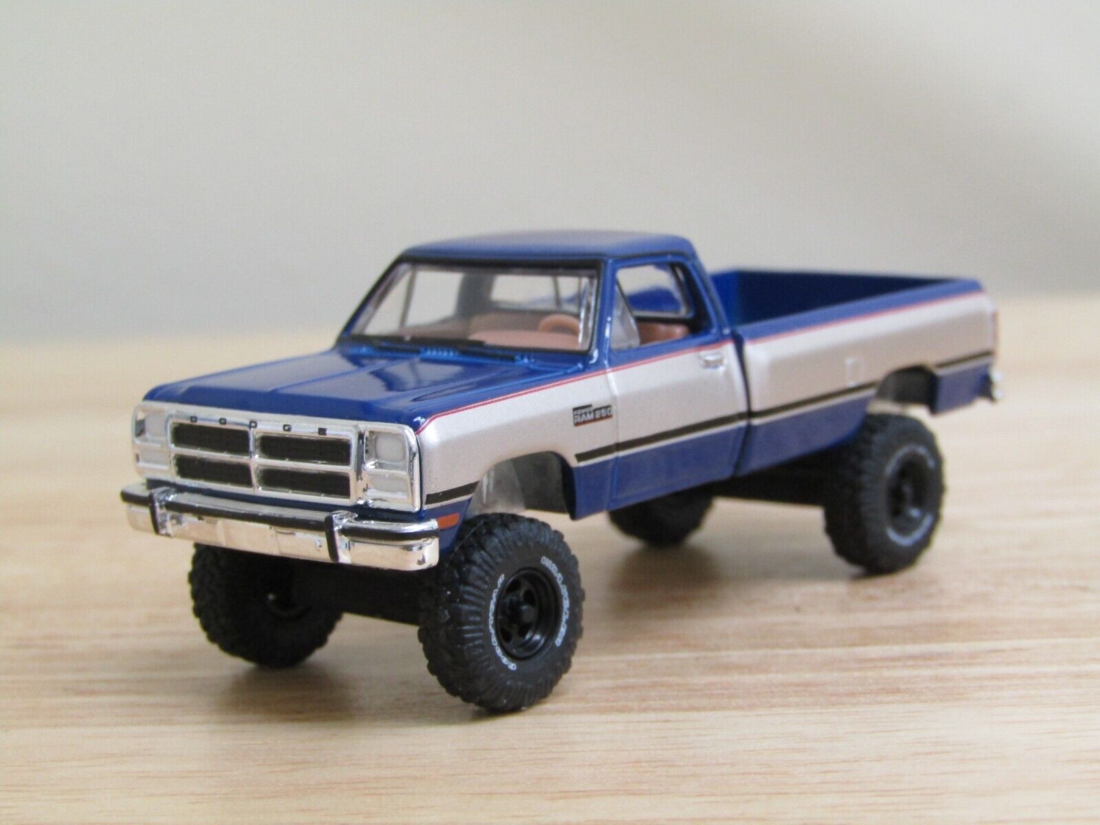 Greenlight Custom lifted blue/silver 1985 Dodge D250 pick up