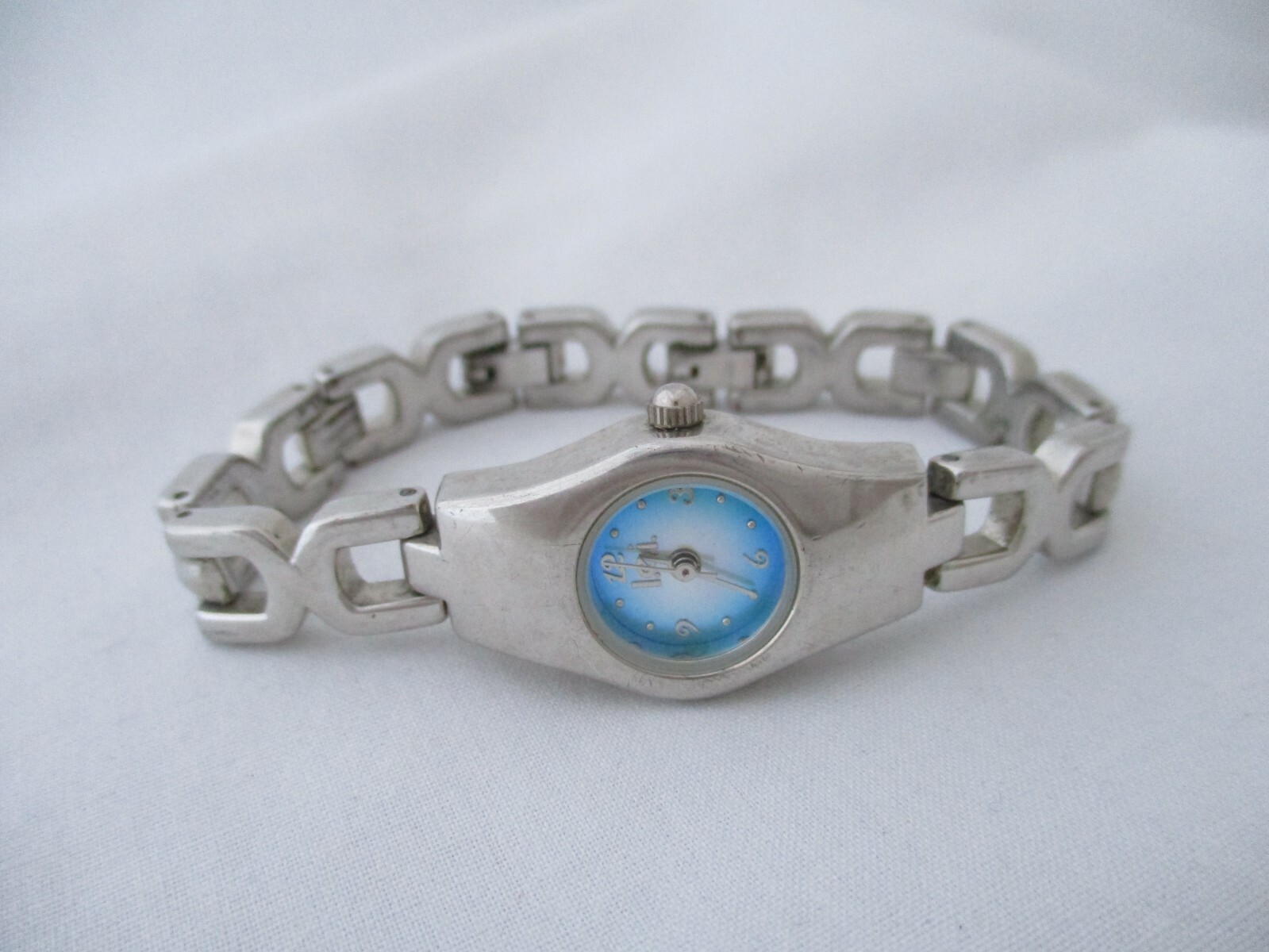 l.e.i. Analog Wristwatch Silver Tone Bracelet Band Round