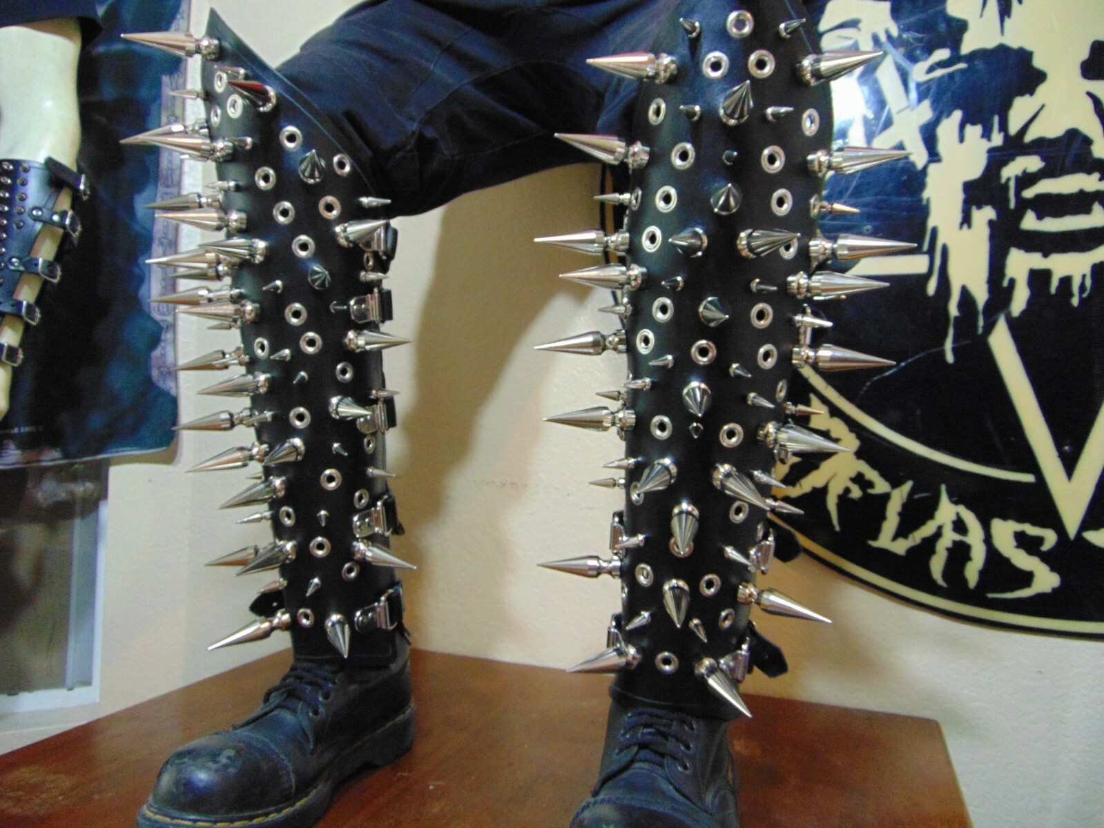 LEATHER SPIKED SHIN GUARDS.BLACK METAL(MDLSG0088 LEATHER SPIKED SHIN GUARDS.BLACK METAL(MDLSG0088