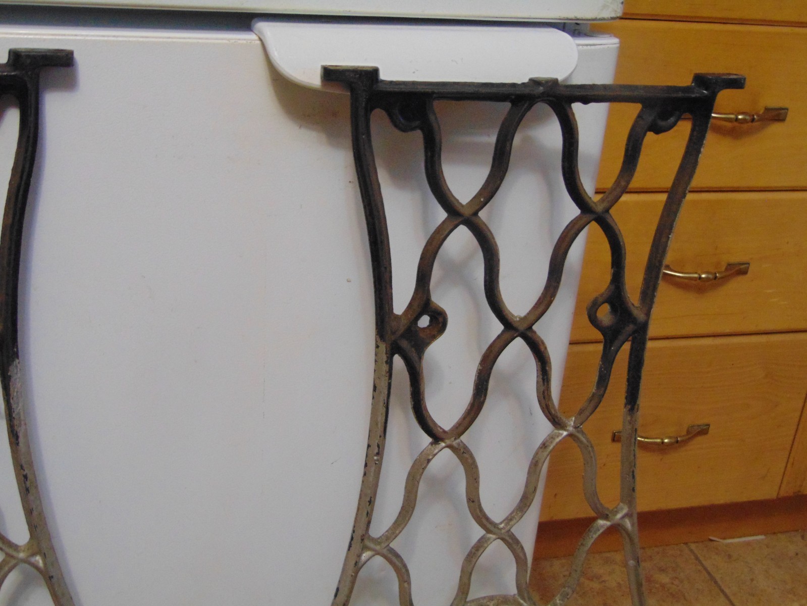 antique sewing machine base /stand/legs   nice  # 6814