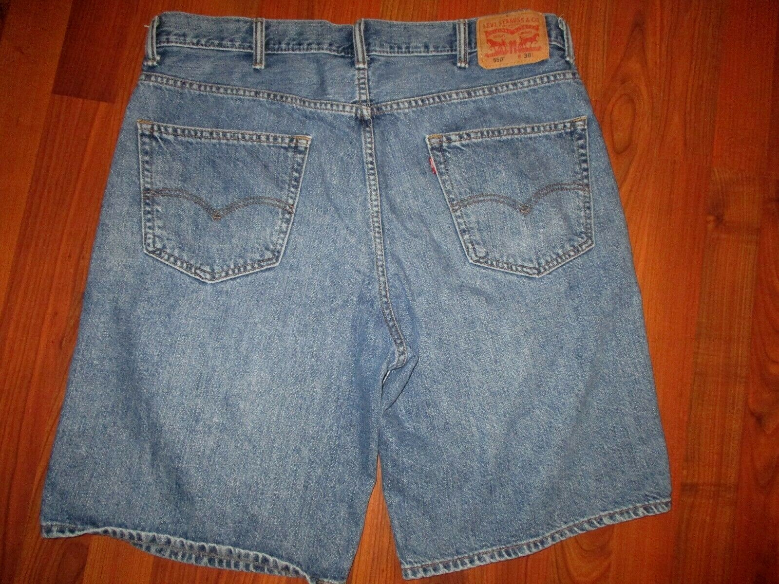 Very Nice Men's Levi's 550's  Denim Blue Jean Shorts Size 38 Relaxed Fit Red Tab