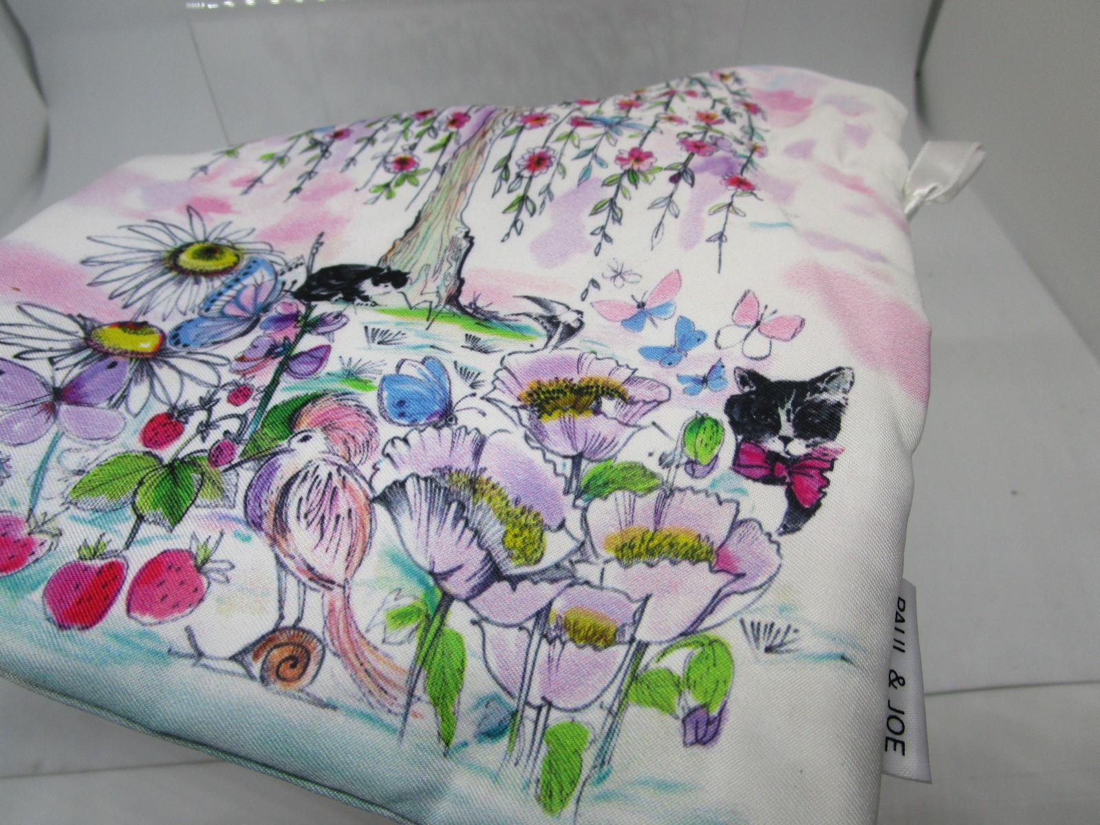 Paul & Joe Gift Set: Makeup remover, logo bag, eye cream, sample foundation cult