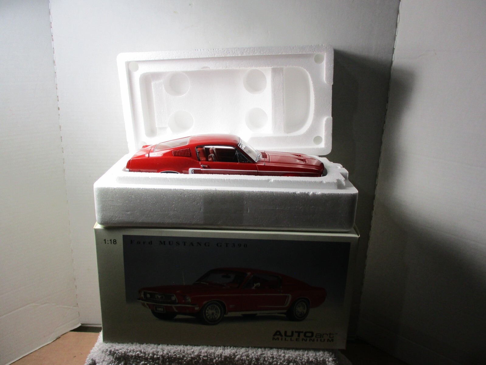 ミニカー AUTO ART( Ford Mustang GT )MILLENNIUM. FORD: A 1:18 scale AutoArt Millennium Ford Mustang GT 390