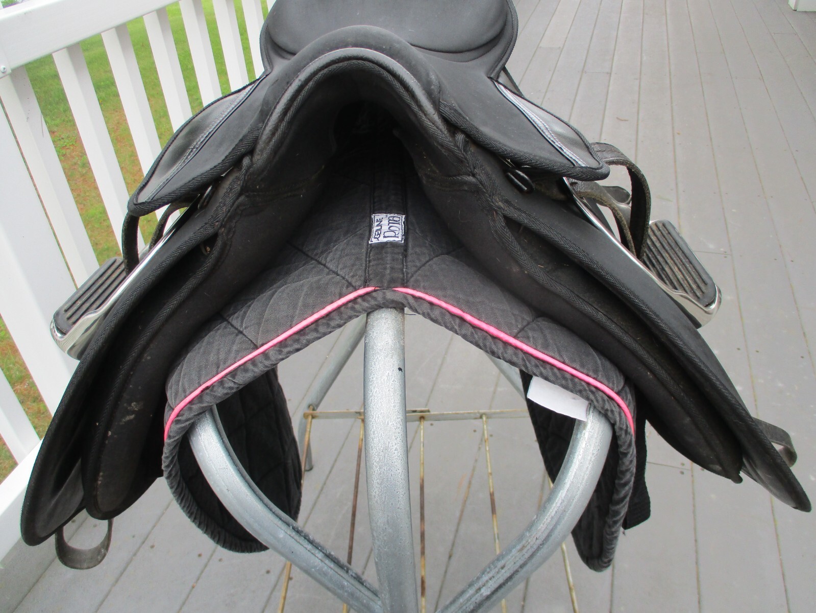 17'' MEDIUM THOROWGOOD ULSTER CC JUMP ENGLISH SADDLE w  LEATHERS &  IRONS