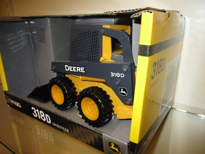 John Deere 318D Skid Loader By Ertl  1/16th Scale