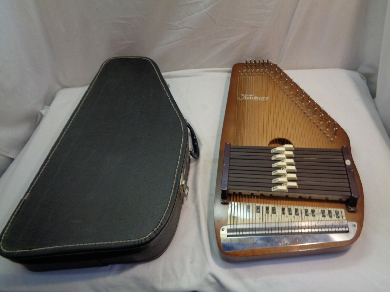 VINTAGE AUTOHARP " EDUCATOR" BY OSCAR SCHMIDT 36 STRING WITH HARD CASE