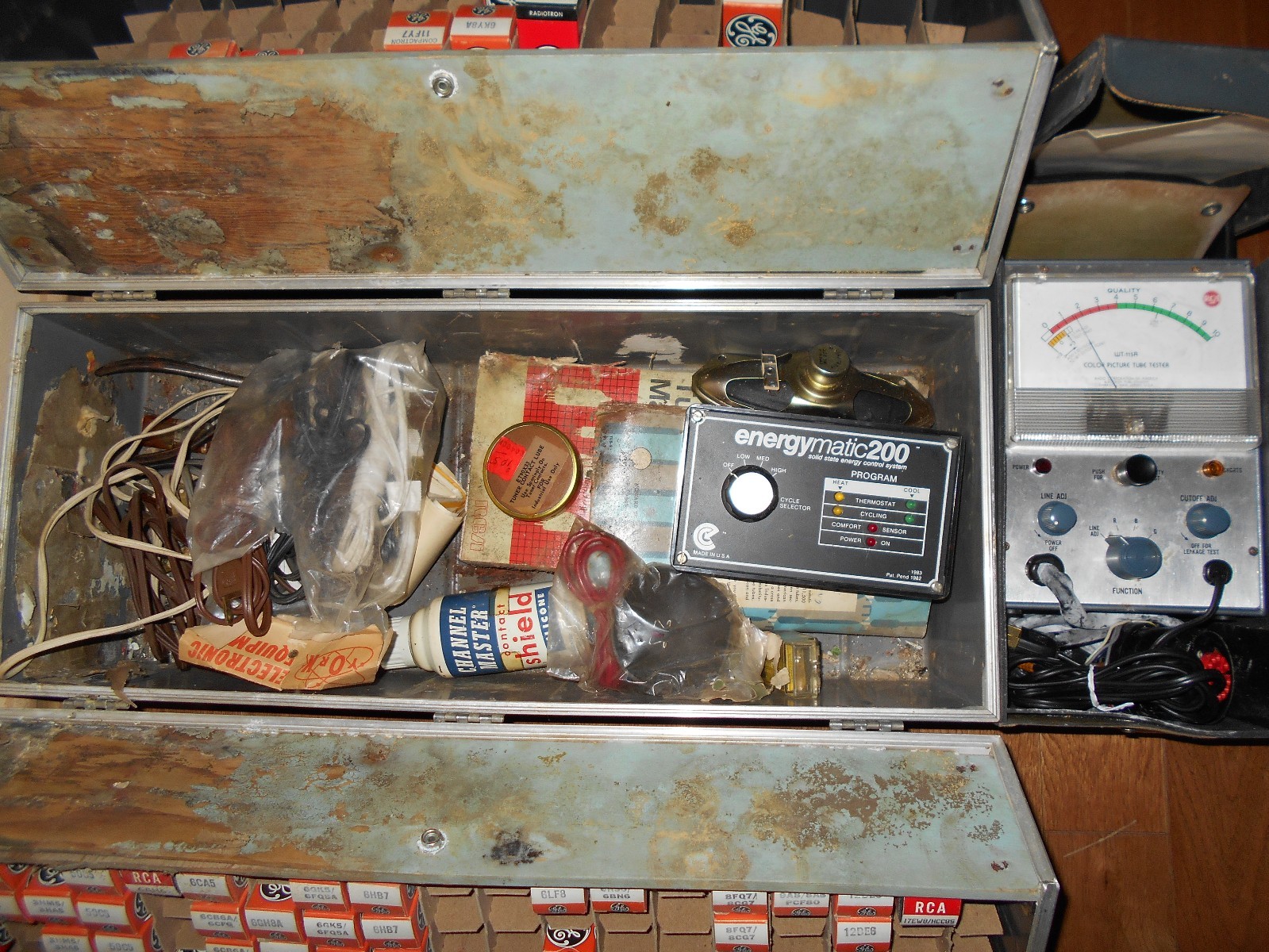 Vintage GE TV Repairman VACUUM TUBE LARGE Carrying Case Caddy with Tubes, parts