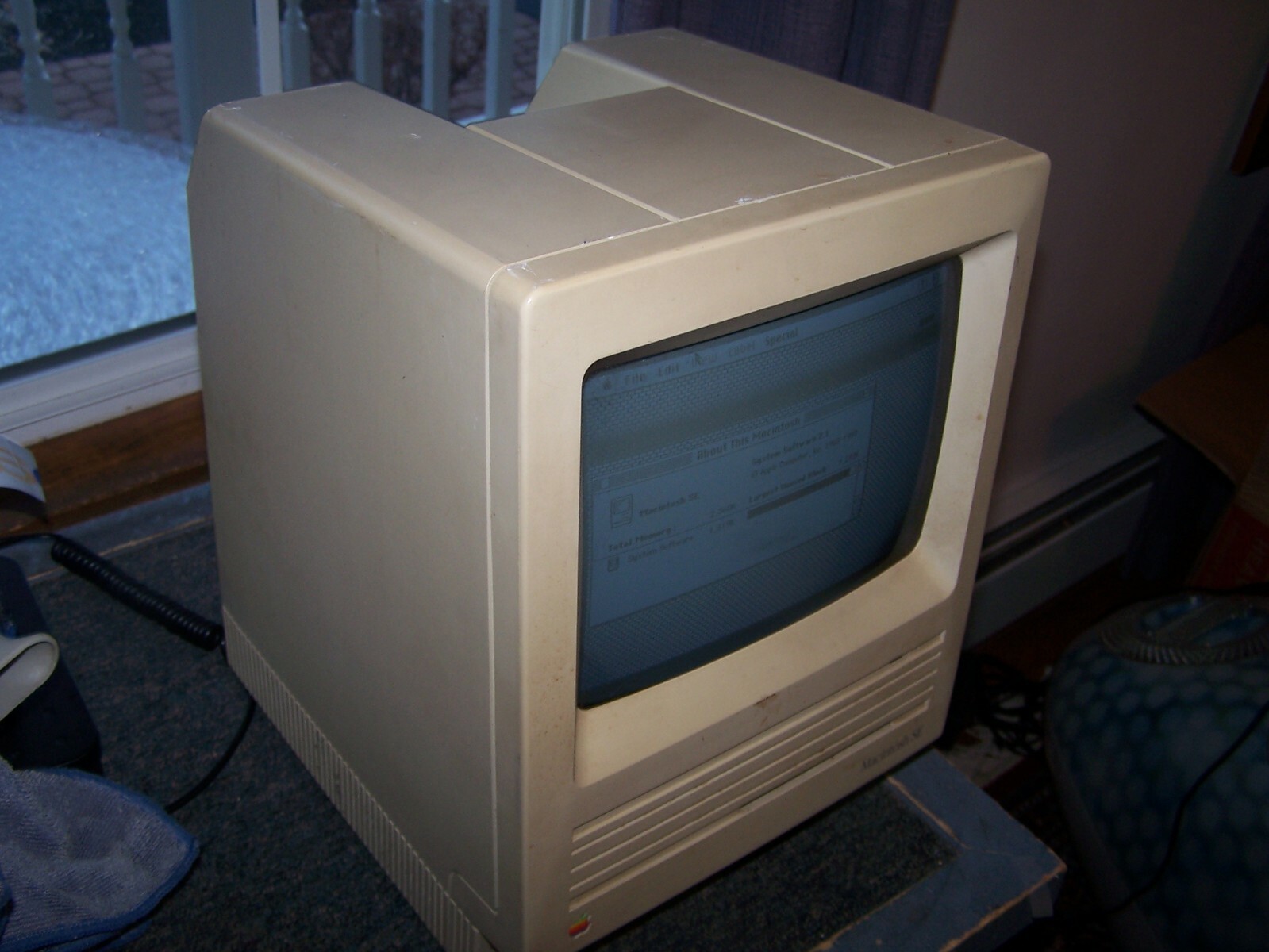 Macintosh SE Model M5011 with 20MB HD, 2.5MB RAM,800K Floppy