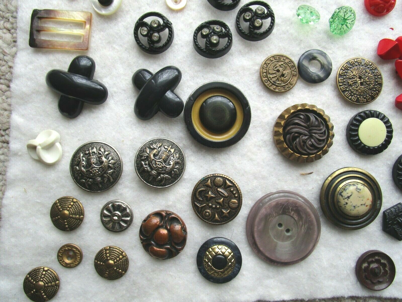 VTG BUTTONS UNIQUE STYLES RHINESTONES METAL CELLULOID PLASTIC Glass MOP BIG LOT