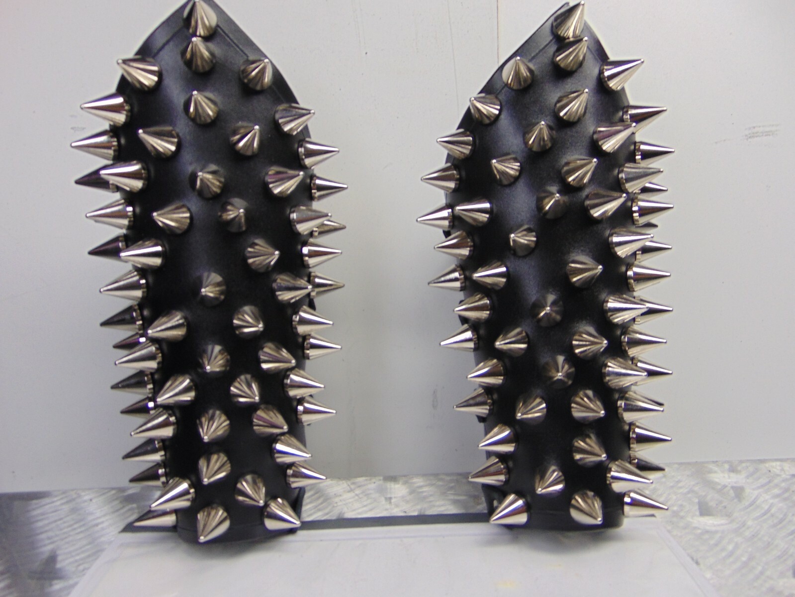 LEATHER SPIKED GAUNTLETS BULLDOG . BLACK METAL (MDLG0187