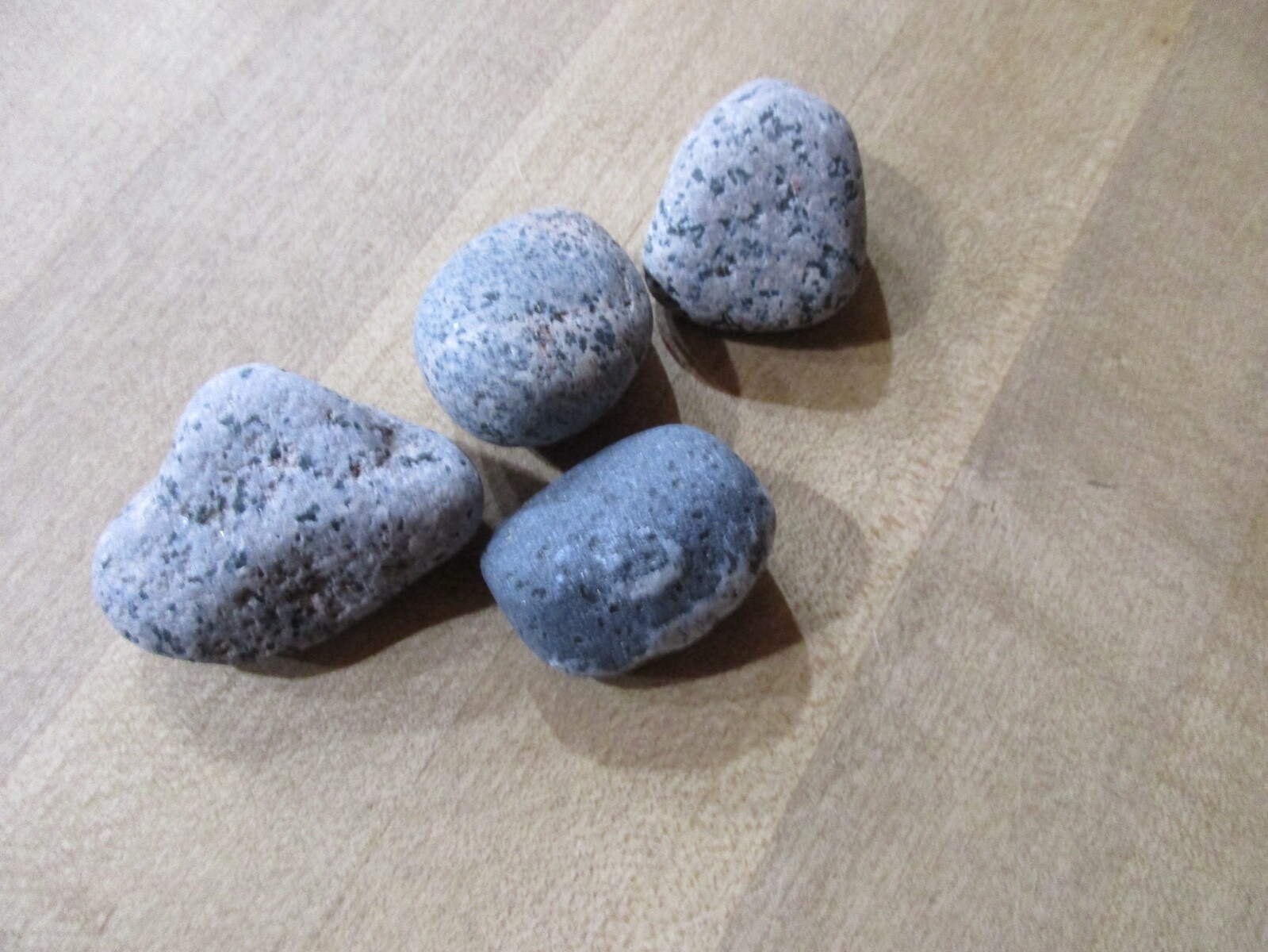 4 Yooperlite Lake Superior Rocks Stones  7 ounces Glows under UV light (48 )