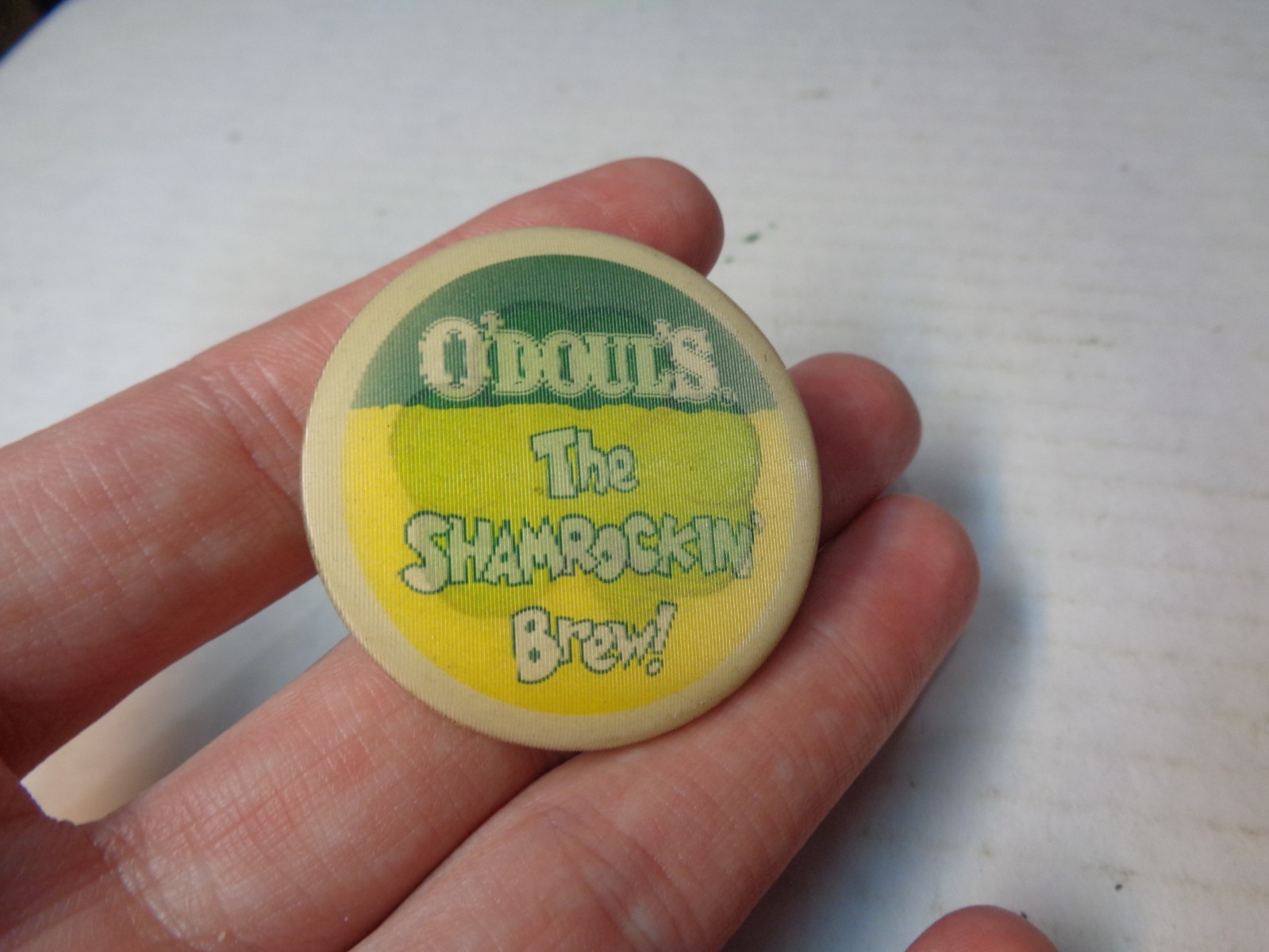 O'Doul's The Shamrockin Brew Lenticular Flasher Pinback Button - Beer Shamrock