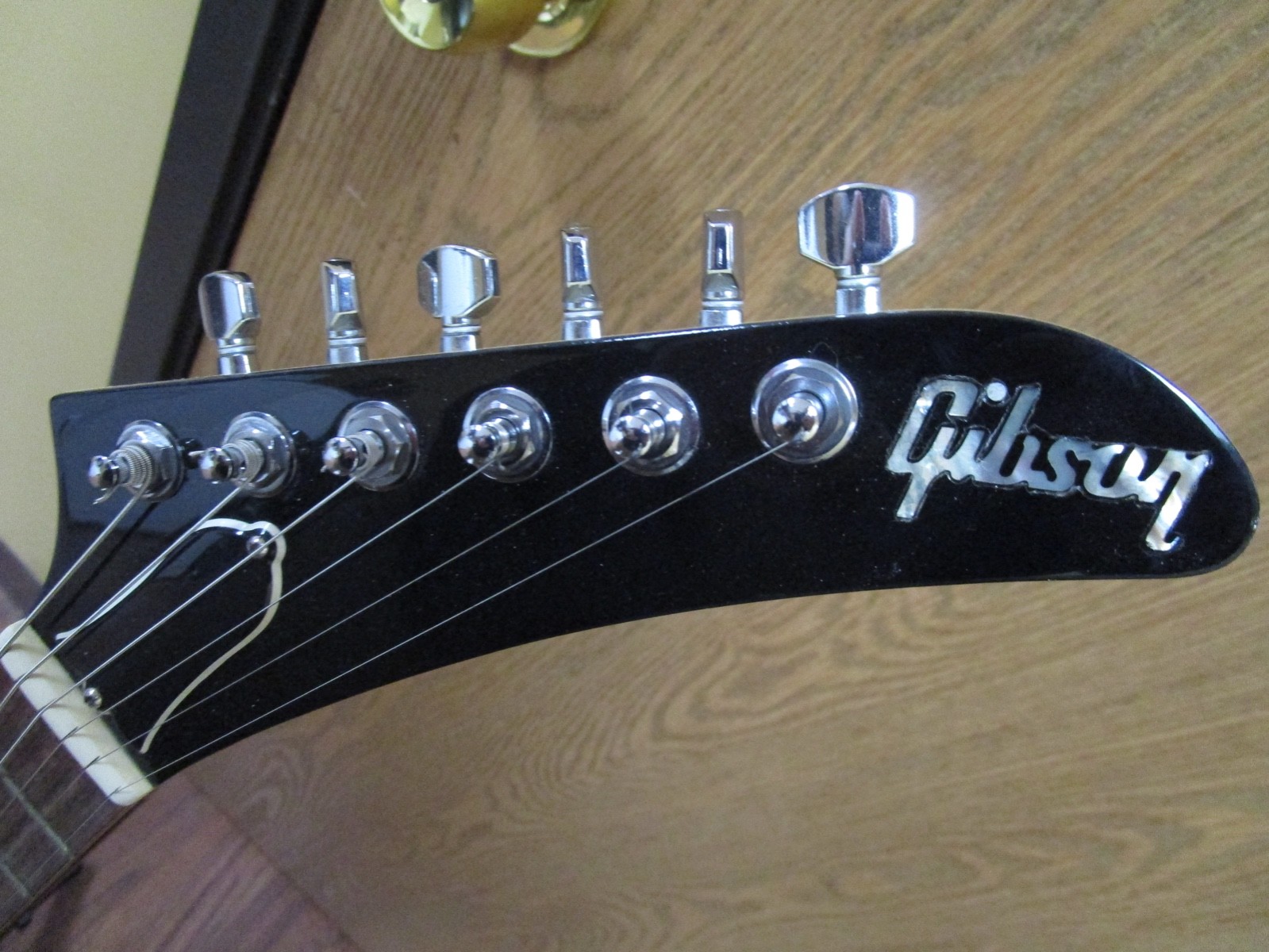 Gibson Explorer 6 String Electric Guitar: Cream Color