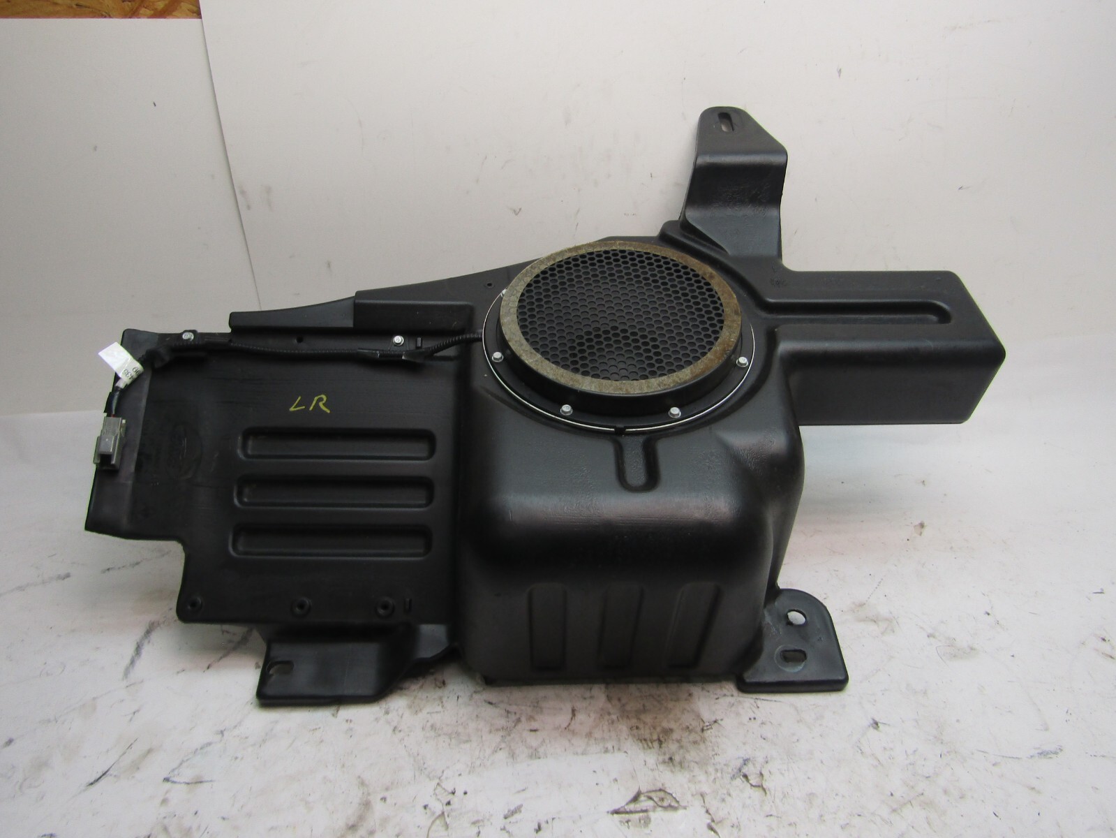2006 Lincoln Navigator Left Driver Rear Audio Bass sub Woofer Speaker Box OEM