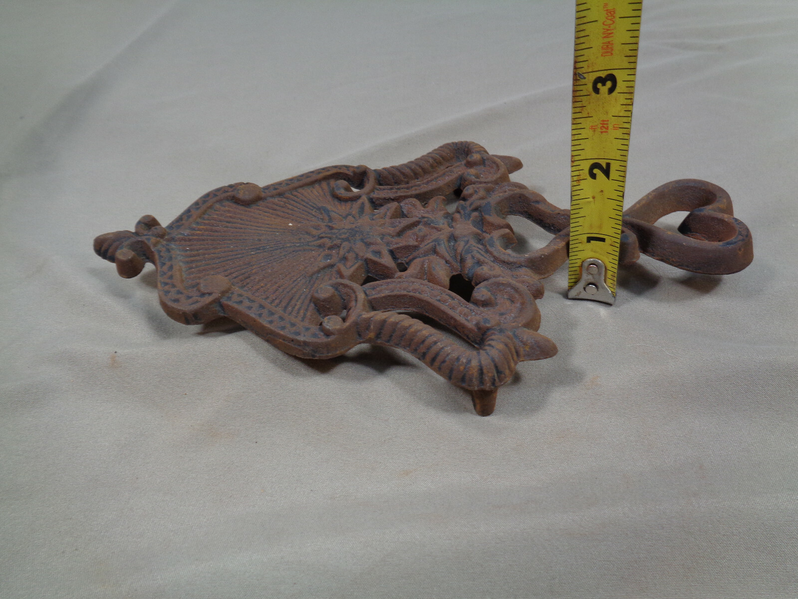 Cast Iron Trivet Rust Patina Footed Trivet Hot Plate Pot Holder Table Hot Dish