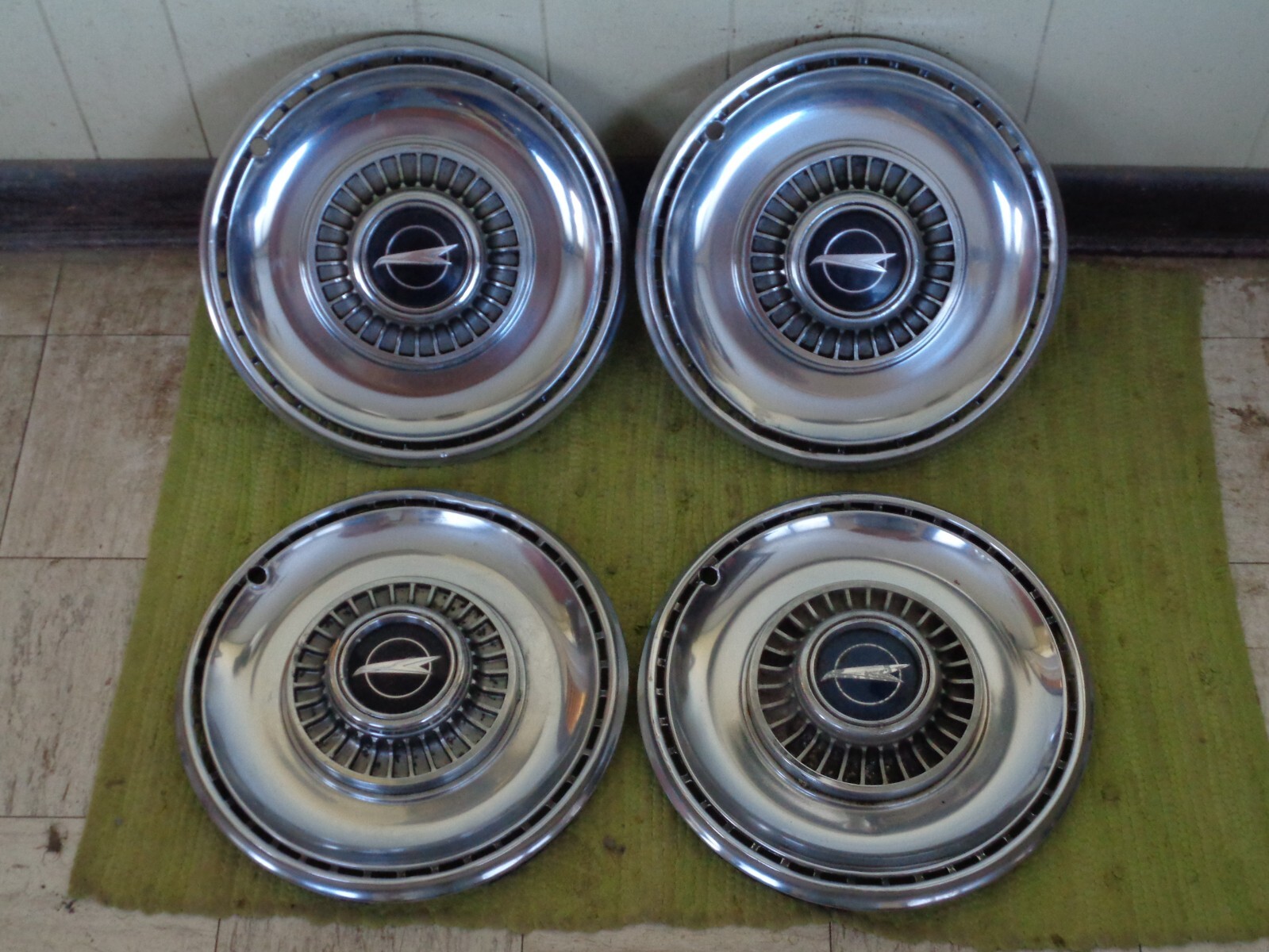 ●HUB / CALL UP THE WORLD OEM GM 1968-1973 Corvette PO2 Starburst Set 4 Turbine