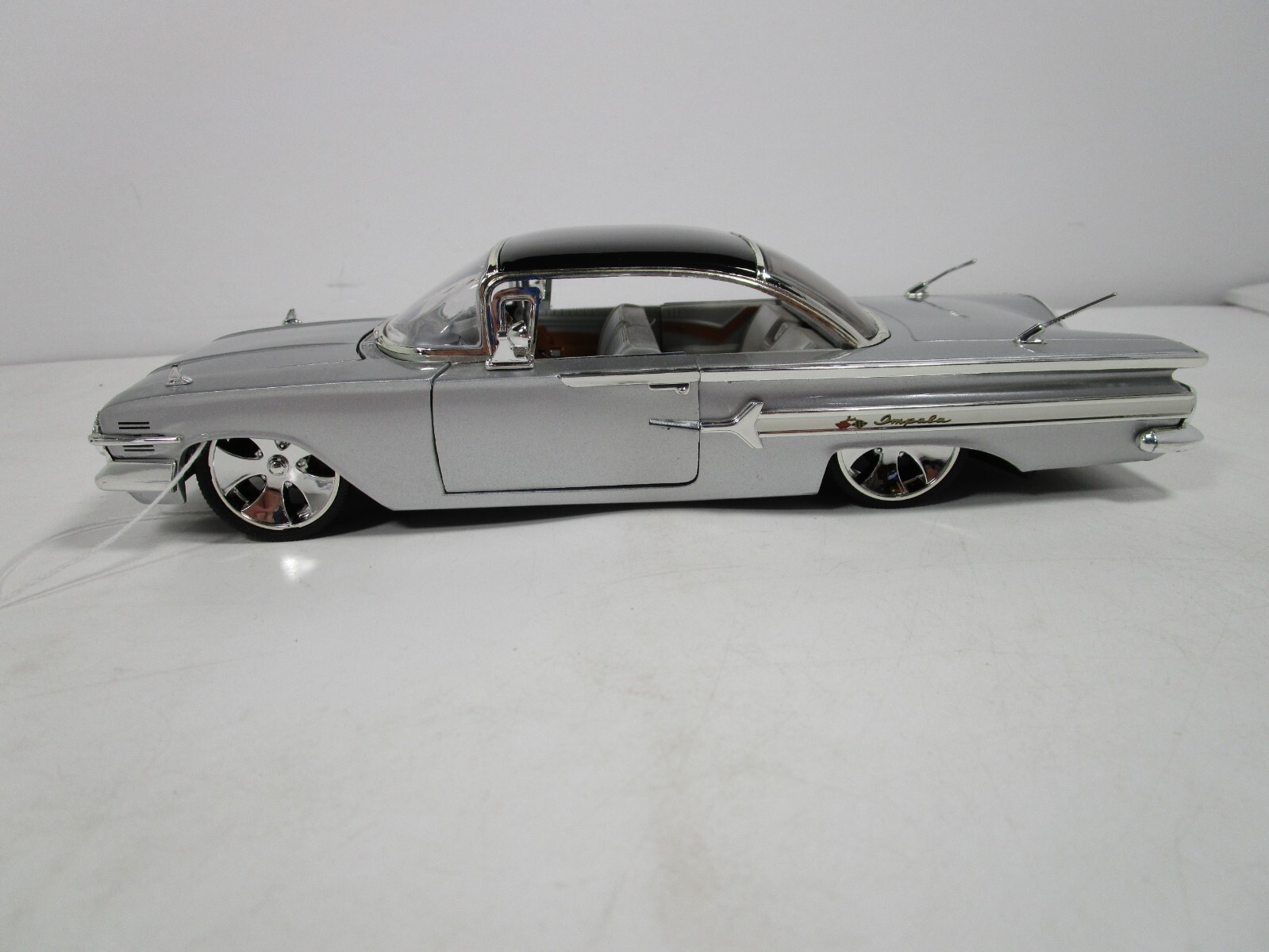 JADA 1/24 DUB CITY OLDSKOOL SILVER/BLACK 1960 CHEVY IMPALA NO BOX *ISSUE* JADA 1/24 DUB CITY OLDSKOOL SILVER/BLACK 1960 CHEVY IMPALA NO BOX *ISSUE*