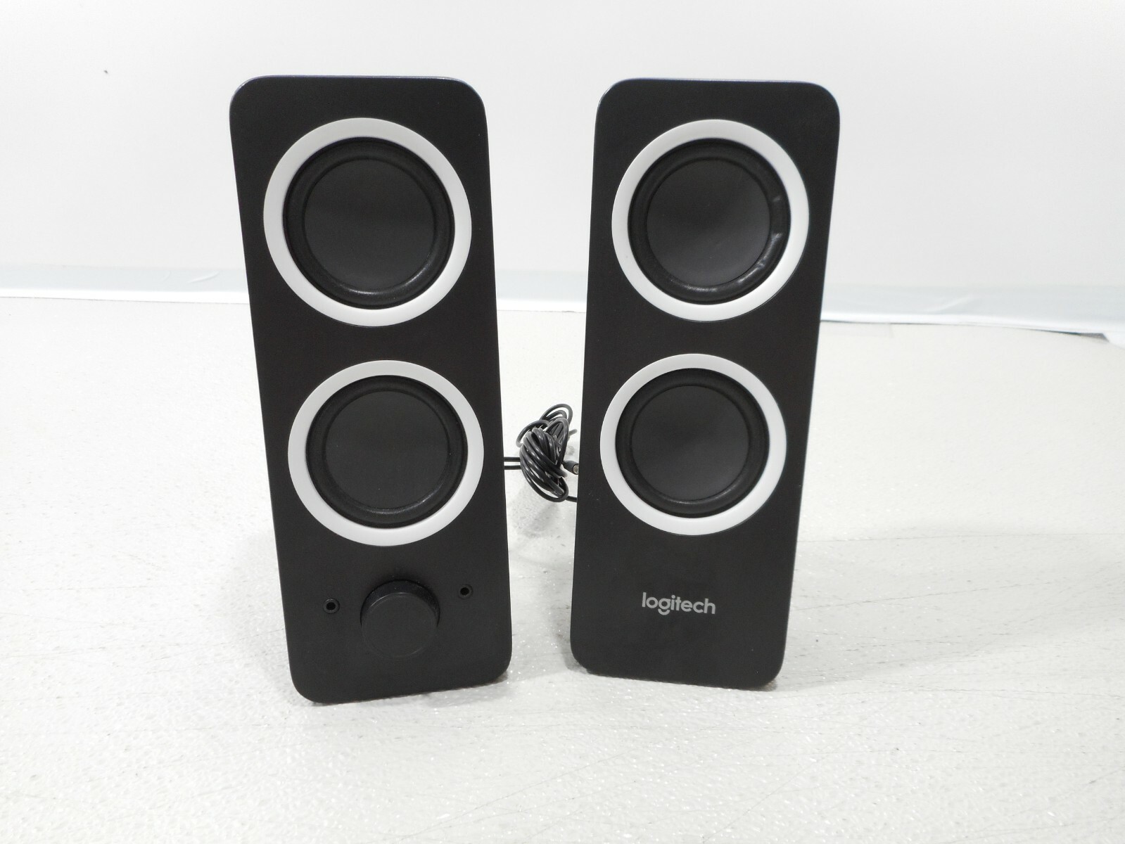 Logitech Z200 Multimedia 2.0 Speakers with Bass Control S