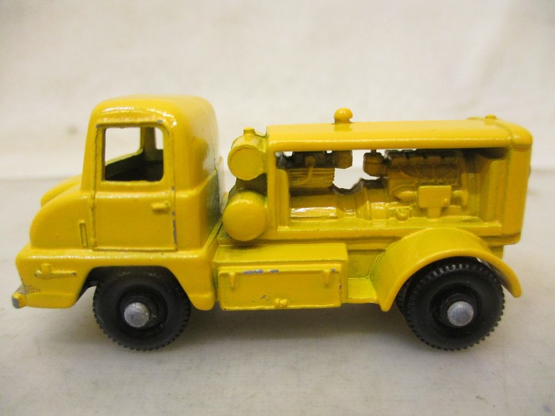 X-32901	Matchbox Regular Wheels Nr. 28 Thames Trader Compressor Truck,