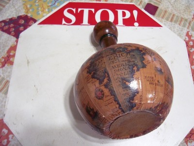 VINTAGE UNBRANDED WORLD GLOBE DECORATIVE GLASS JUG WITH WOODEN CORK SCREW TOP