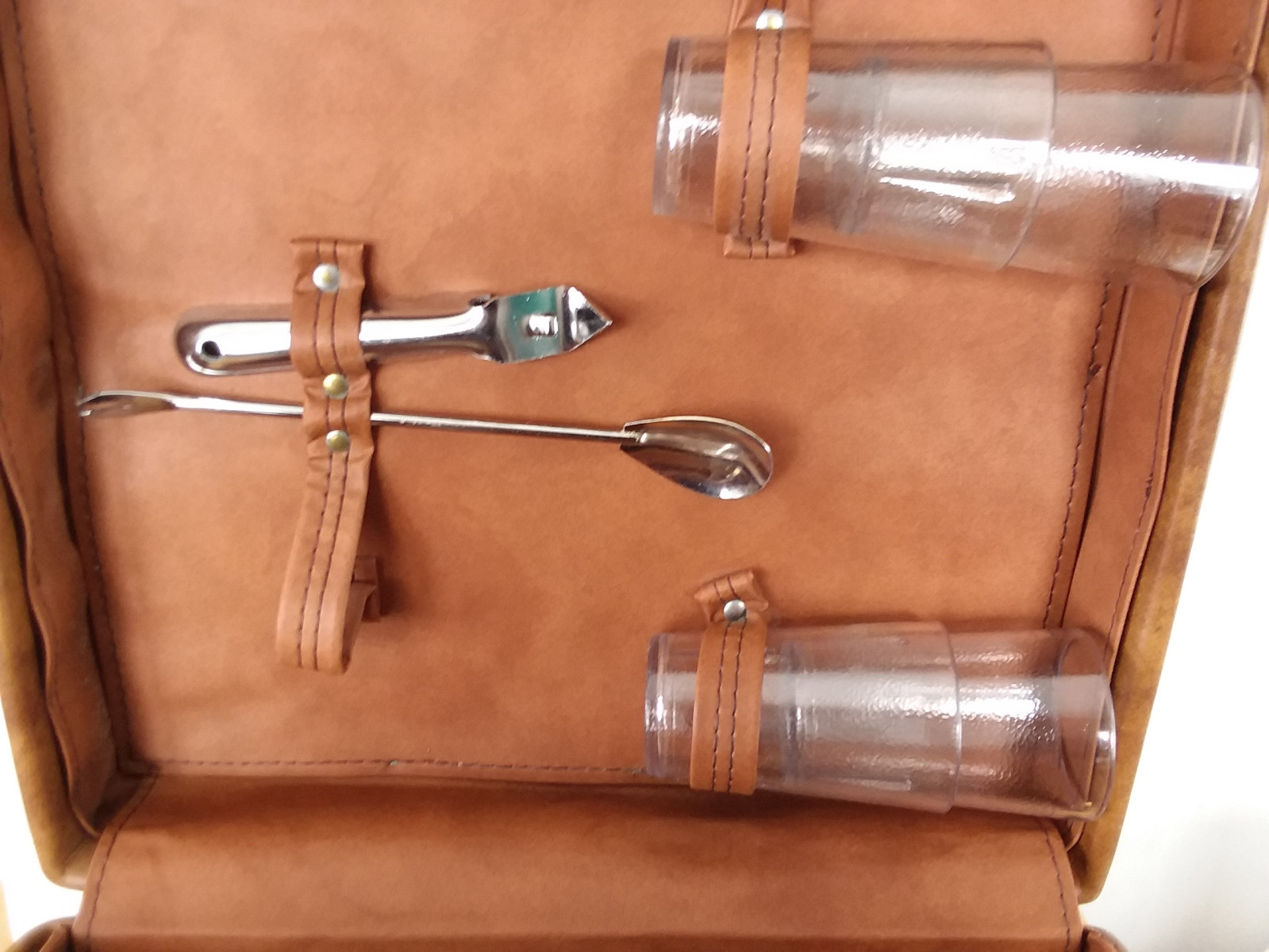 TRAVEL BARWARE CASE PORTABLE LIQUOR FAUX LEATHER SUITCASE COCKTAIL SET WITH KEYS