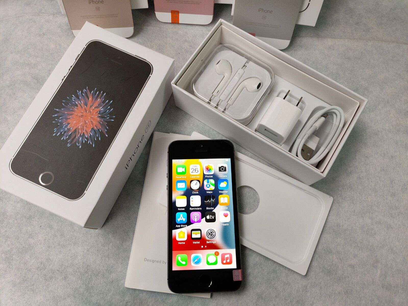 Very New Apple iPhone SE 1st Gen 128GB - Space Gray Very New Apple iPhone SE 1st Gen 128GB - Space Gray