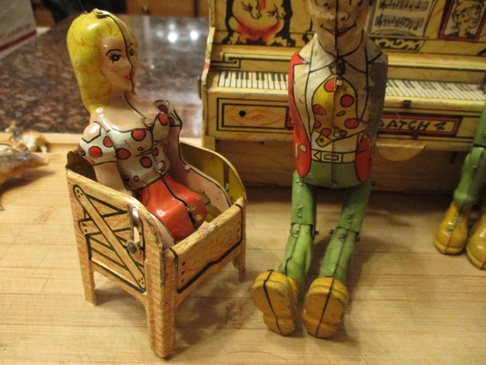 ANTIQUE 1945 UNIQUE ART MFG. L'IL ABNER THE DOG PATCH 4 MUSIC BAND TIN LITHO TOY