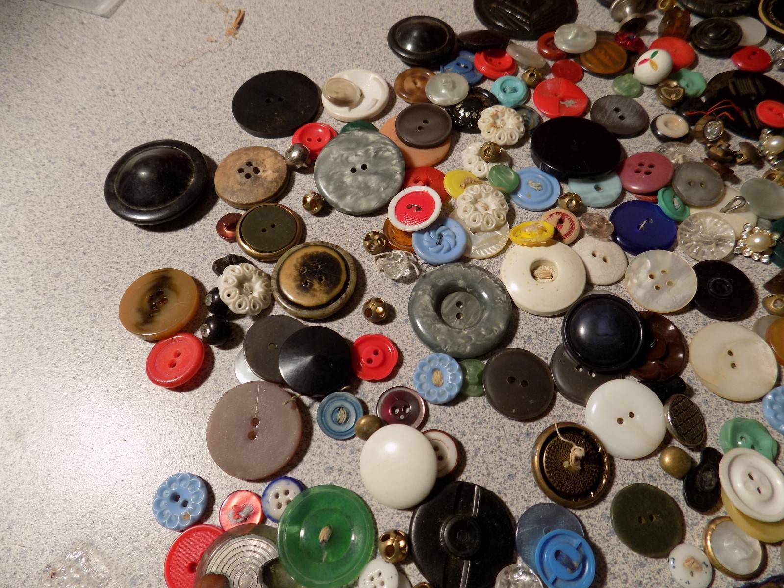 300 +Lot Vintage Antique Rhinestone Glass Plastic Metal Estate Buttons CHARMS