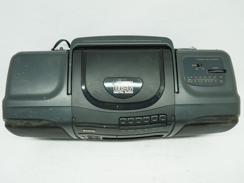 SANYO MCD-Z16 Portable CD/Cassette Boombox Radio Works Great! SANYO MCD-Z16 Portable CD/Cassette Boombox Radio Works Great!